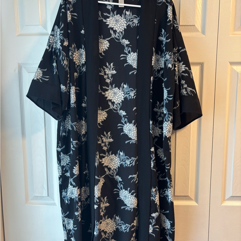 14th & Union Black and White Floral Cape